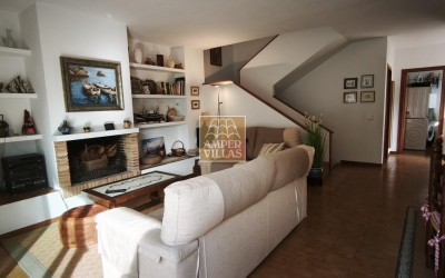 Spacious bungalow with a communal swimming pool and tennis court next to the golf club.